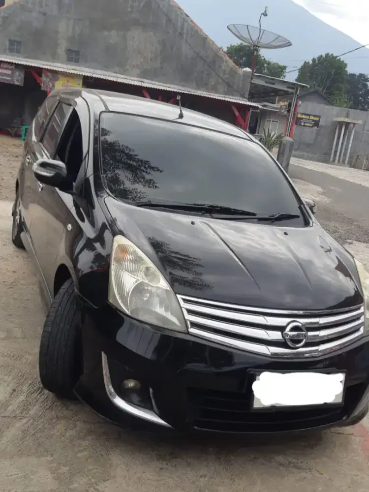 DIJUAL Mobil Nissin Grand Livina 2013