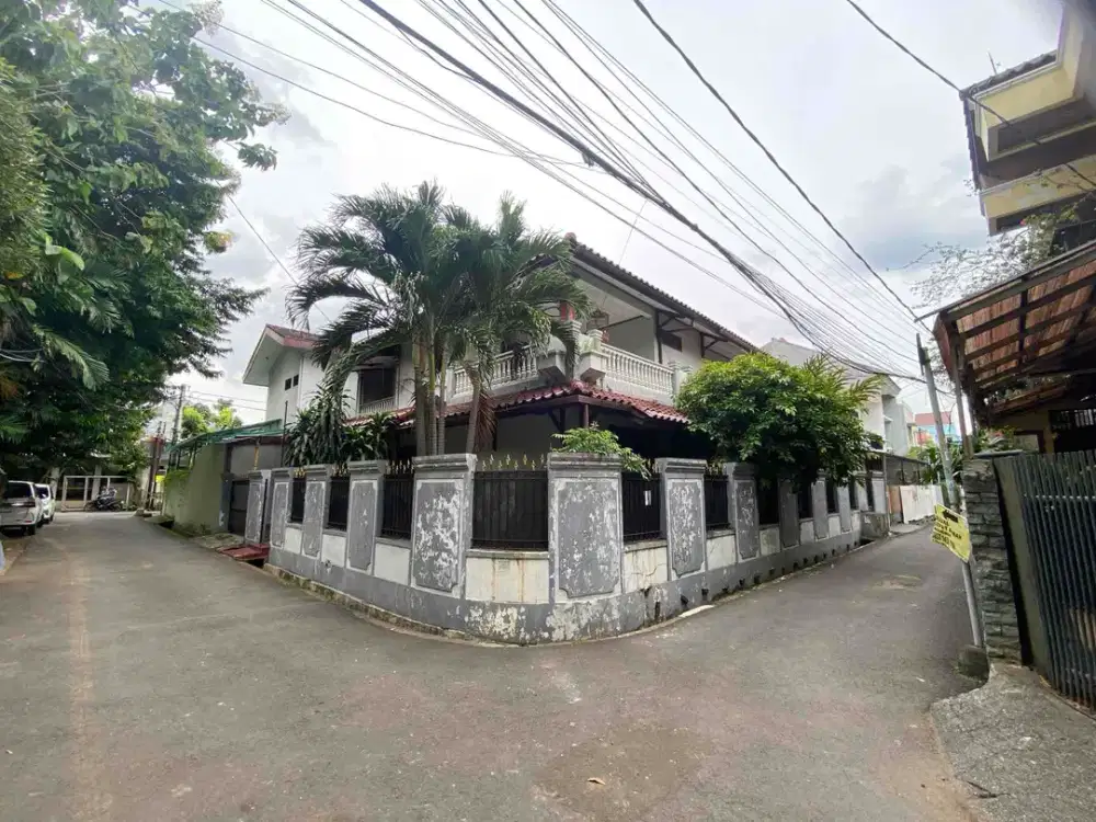 Jual Rumah 2 Lantai di Tebet, Jalan Depan Lebar 2 Mobil, Depan Taman, Rp 10M nego jual cepat