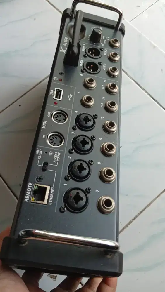 mixer behringer x air XR12