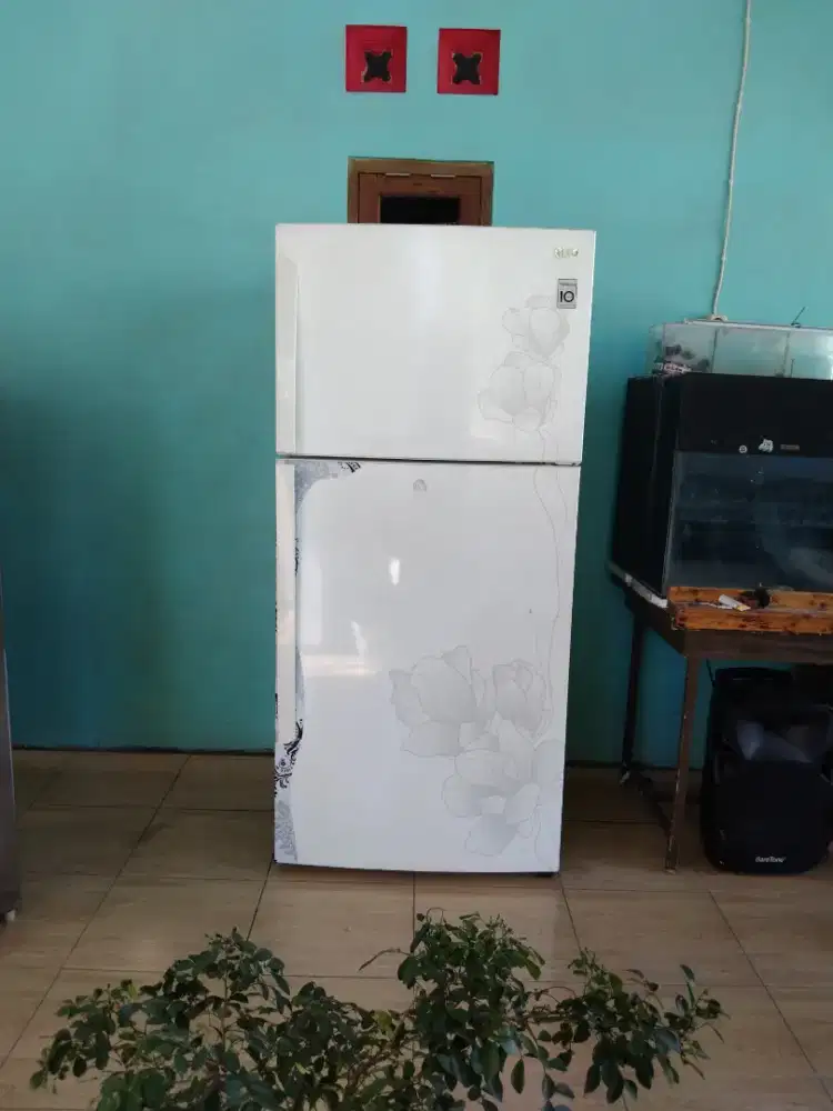 Kulkas kembang putih 2 pintu super besar dijual cepat