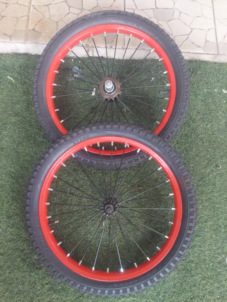 BAN SEPEDA GENIO DEPAN BELAKANG RING 18 LIKE NEW