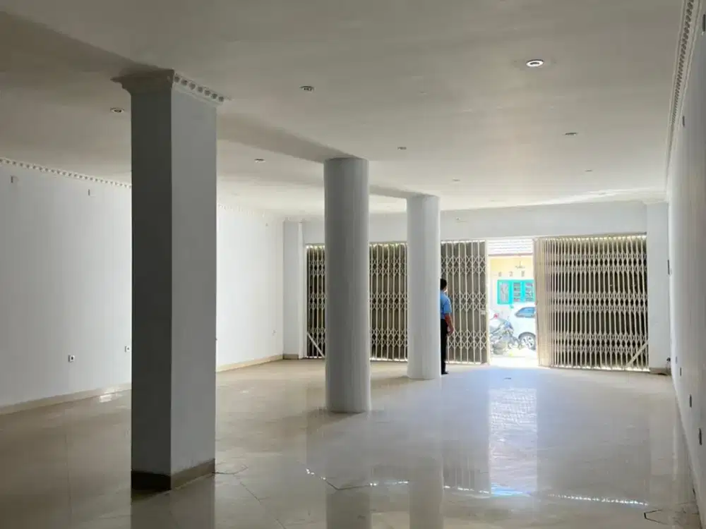 Disewakan Ruko / Gedung Komersial 3 Lantai di Jl. Pulau Buton Denpasar – Prime Area Retail Dekat Level 21 & UNUD