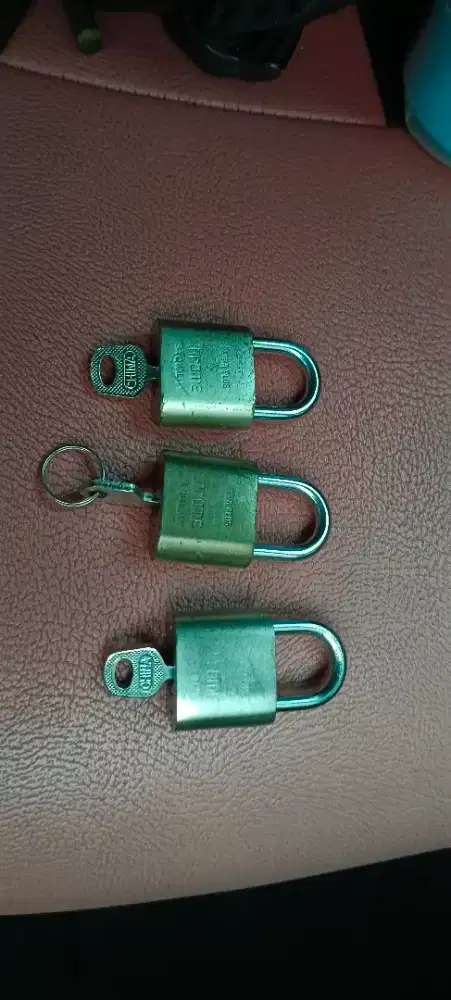 Gembok sedang 3 bh minus kunci cuma 1 semuanya 15k saja