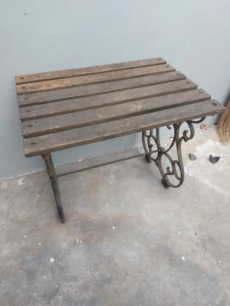 Meja Taman Antik Besi dan Kayu