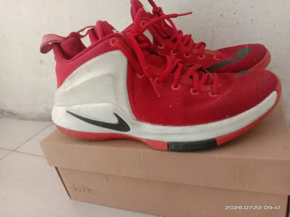 sepatu olahraga