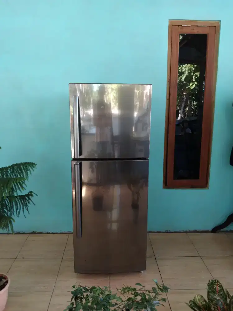 Kulkas 2 pintu dijual cepat hari ini