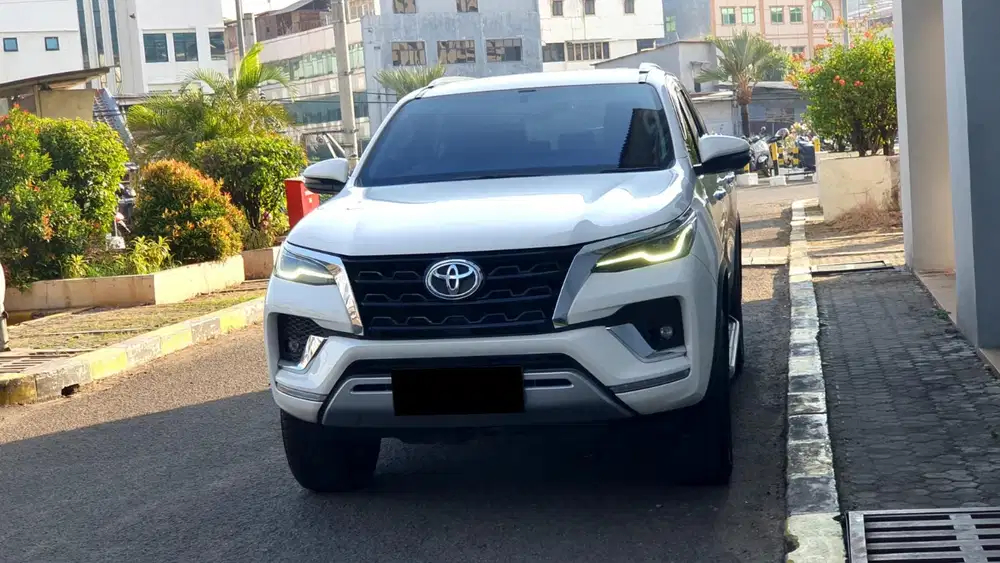 Toyota fortuner vrz 2.8 kicksensor 2022 putih diesel