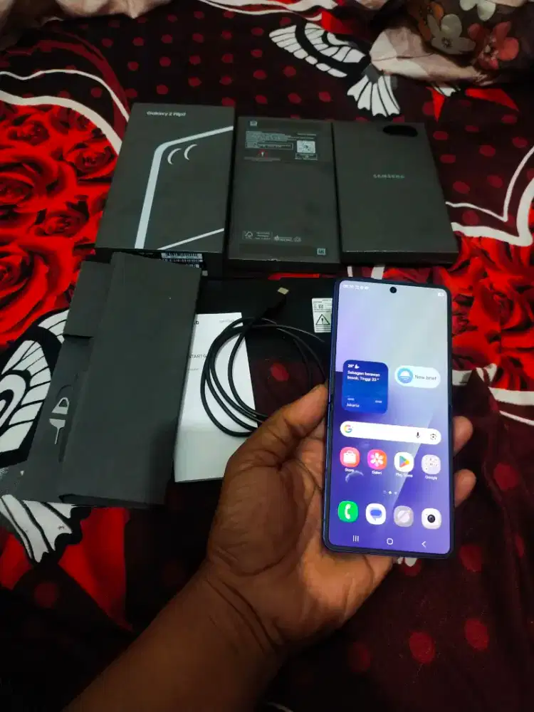 Samsung Z-Flip 7 12/512gb sein Fullset ori bisa tt handphone
