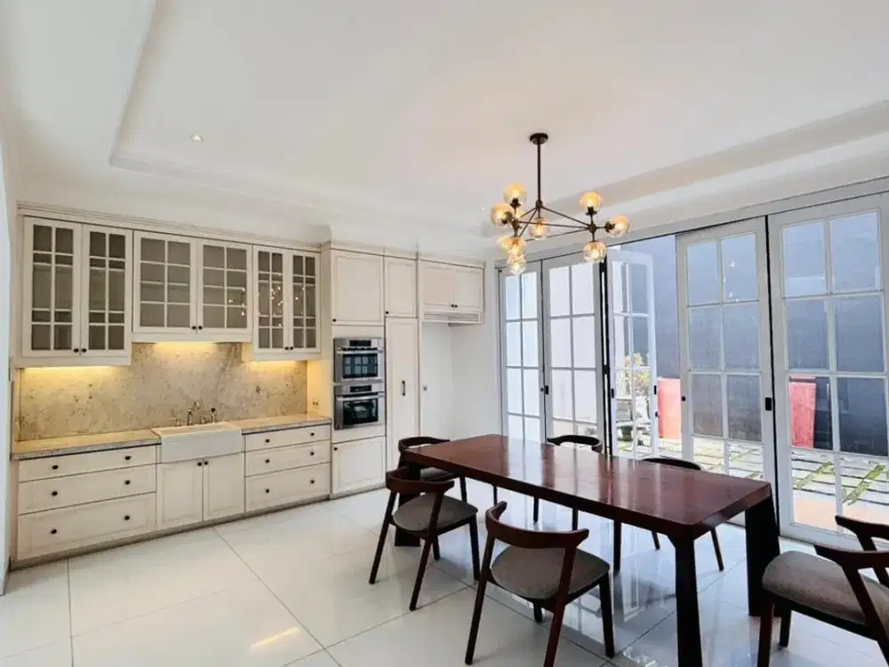 DIJUAL RUMAH RUMAH CANTIK (Siap Huni/Semi furnish) DALAM TOWN HOUSE DI KEMANG BARAT JAKARTA SELATAN