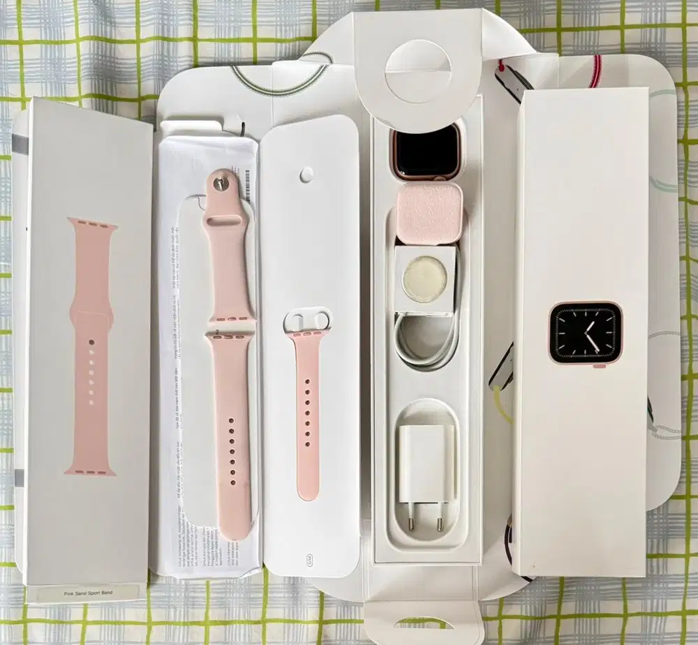 Apple Watch series 5 40mm Gold Alumunium case, Pink Sport Band