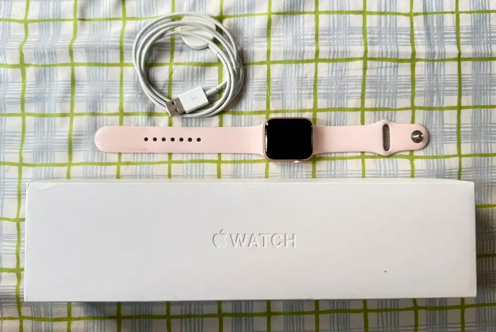 Apple Watch series 5 40mm Gold Alumunium case, Pink Sport Band