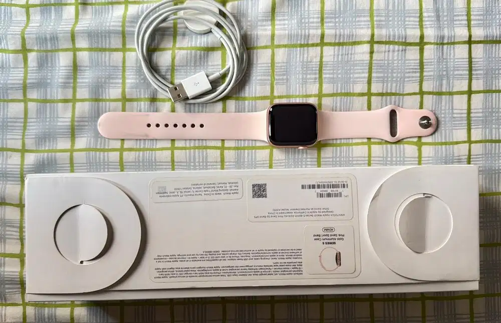 Apple Watch series 5 40mm Gold Alumunium case, Pink Sport Band