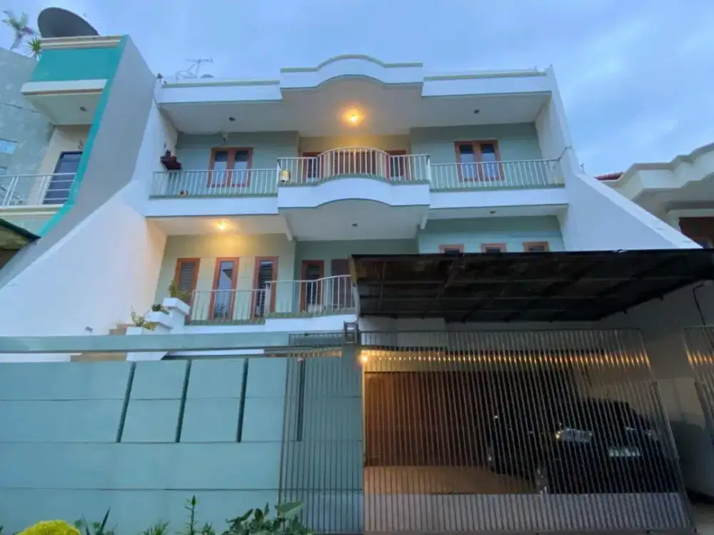 Rumah 3 Lantai Sunter Jakarta Utara LT 180 m² Carport 4 Mobil