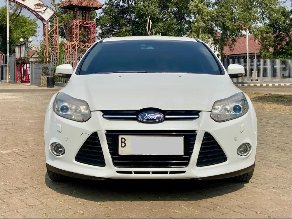 FORD FOCUS SEDAN TITANIUM AT PUTIH 2013