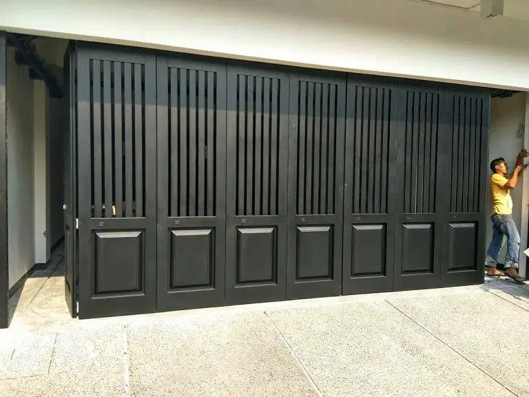pintu garasi mobil
