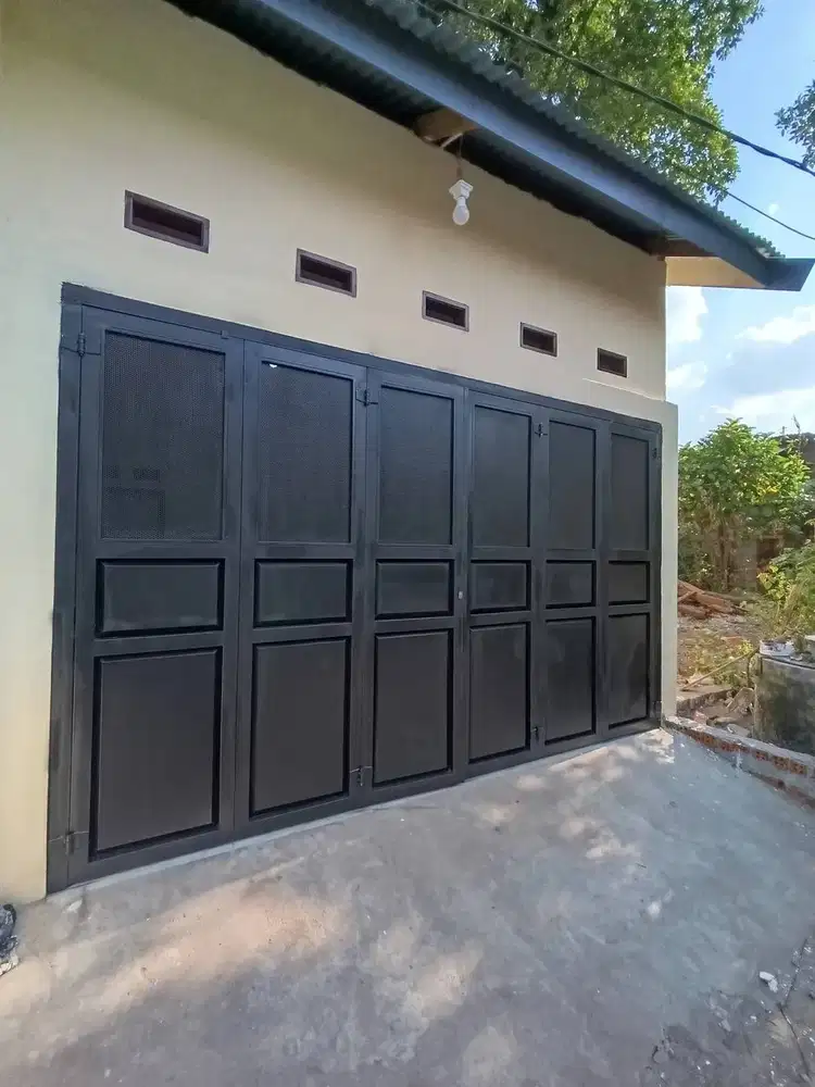 Pintu garasi besi