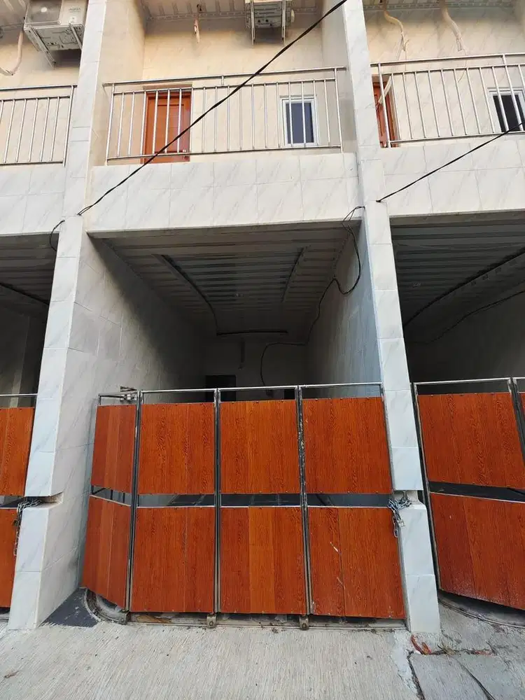 Disewakan ruma kontrakan 2 lantai di komp yon air