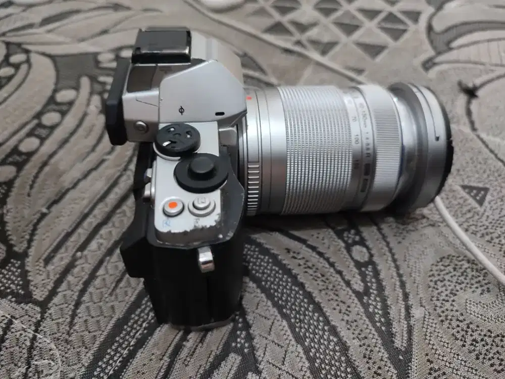 mirrorless Olympus OMD E-M5 dan lensa 40-150mm