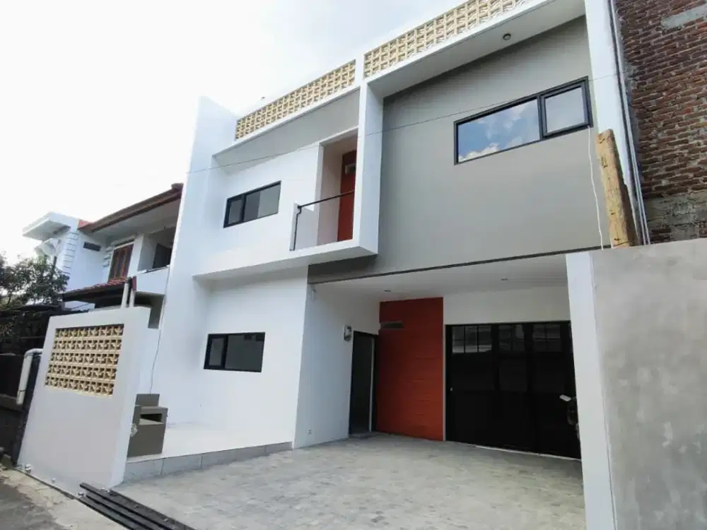 Rumah Baru 2 Lantai + Rooftop, Siap Huni, Lokasi Pusat Kota, Turangga