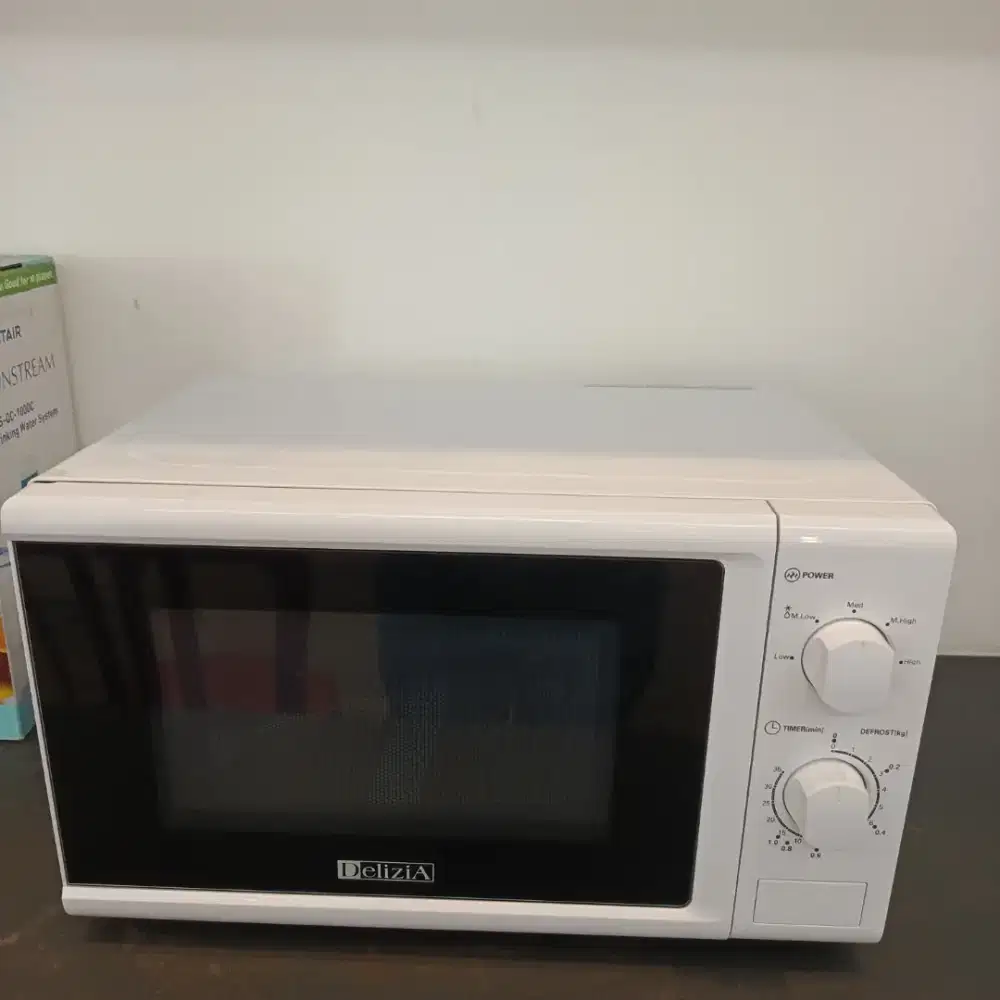 Microwave warna putih