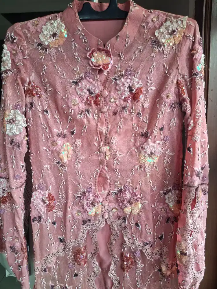 Kebaya wanita muslimah berpayet cantik