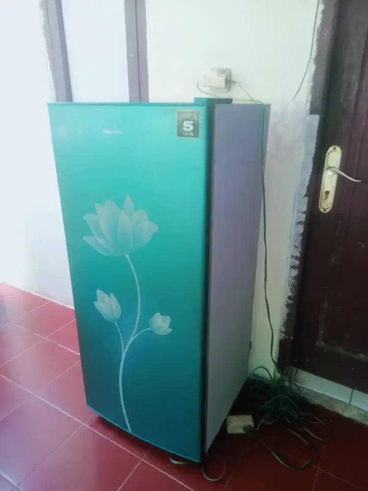 Di jual kulkas 1 pintu kondisi normal merk Polytron SIAP PAKAI