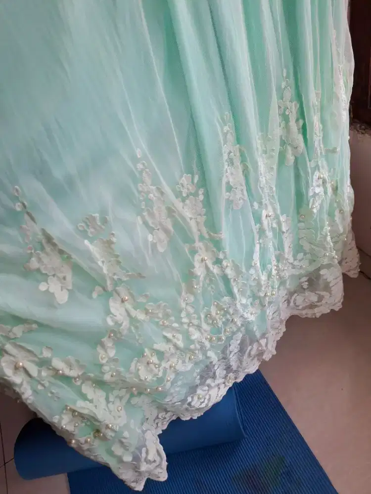 Dress dengan motif cantik dan mutiara