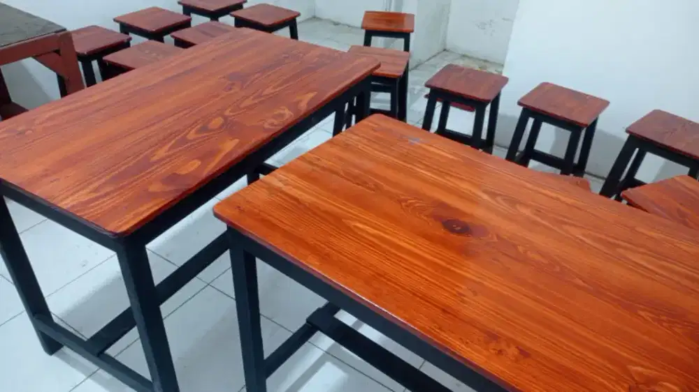 1 set Meja dan kursi kayu