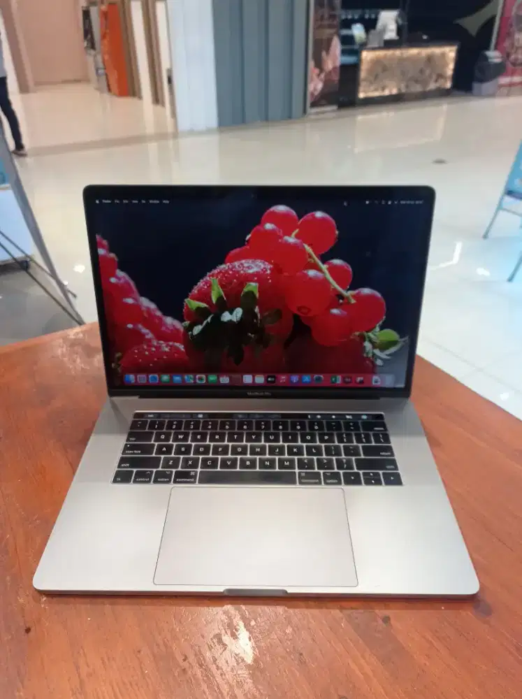 Macbook Pro Retina 15 inch 2017 , touchbar