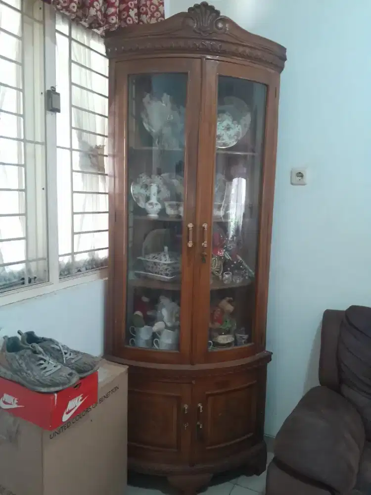 Lemari pajang sudut