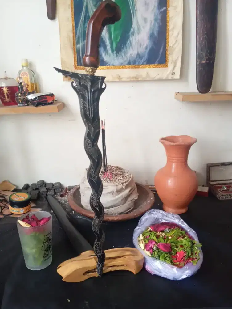 Keris ageman berdiri