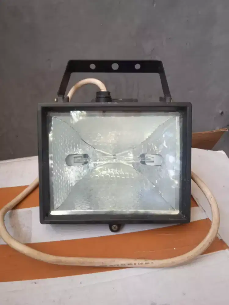 lampu sorot Halogent IP44