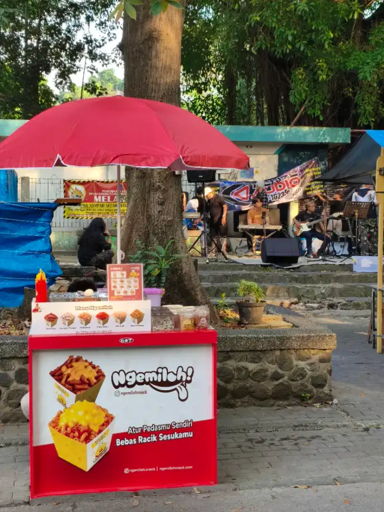 Menjaga Booth Makanan