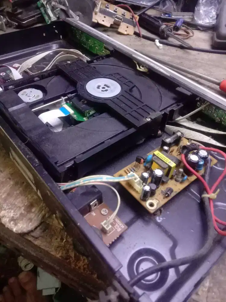 Dicari Guru servis Barang elektronik
