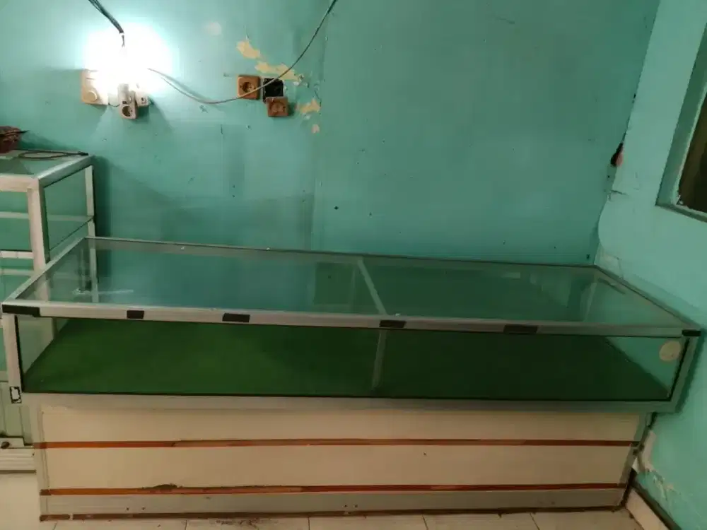 Etalase kaca masih bagus