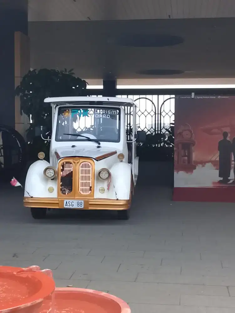 Penjaga Stand Mobil Classic