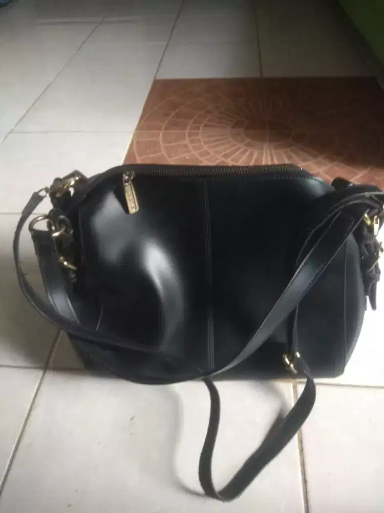 Tas selempang dan jinjing merk michael kors warna hitam