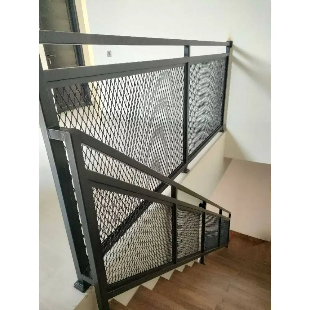 Railing tangga expanded