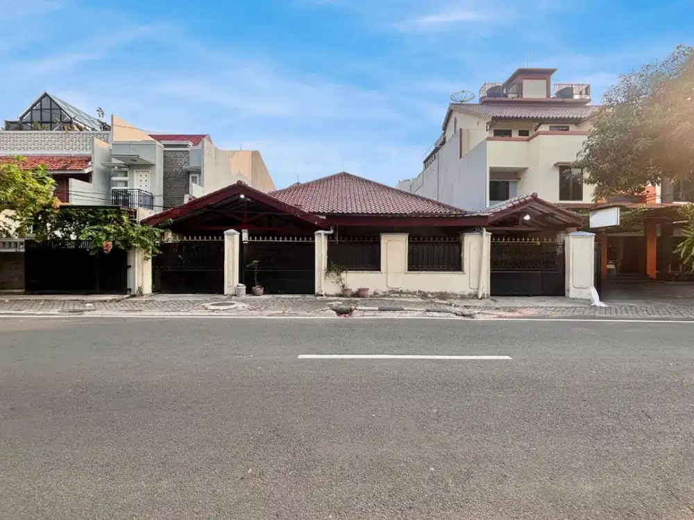 JARANG ADA ! RUMAH SIAP HUNI DI TEBET BARAT DENGAN TANAH 558 M² & AKSES JALAN UTAMA !