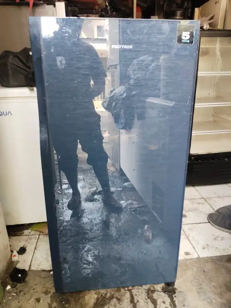 Kulkas 1pintu polytron kondisi bagus normal