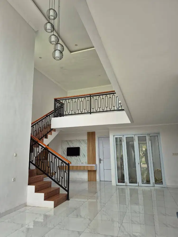 Disewakan Rumah Modern High Ceiling Semi-Furnished di rumbai