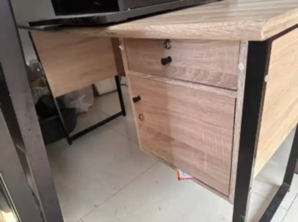 MEJA KANTOR Bekas