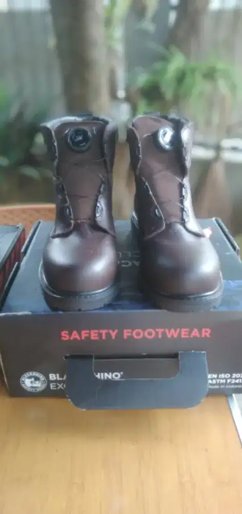 Sepatu safety rihno