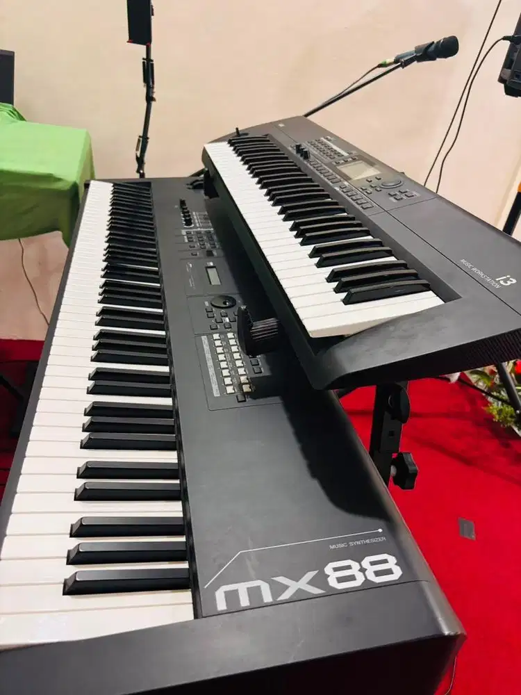 Keyboard Yamaha MX 88 dan KORG i3
