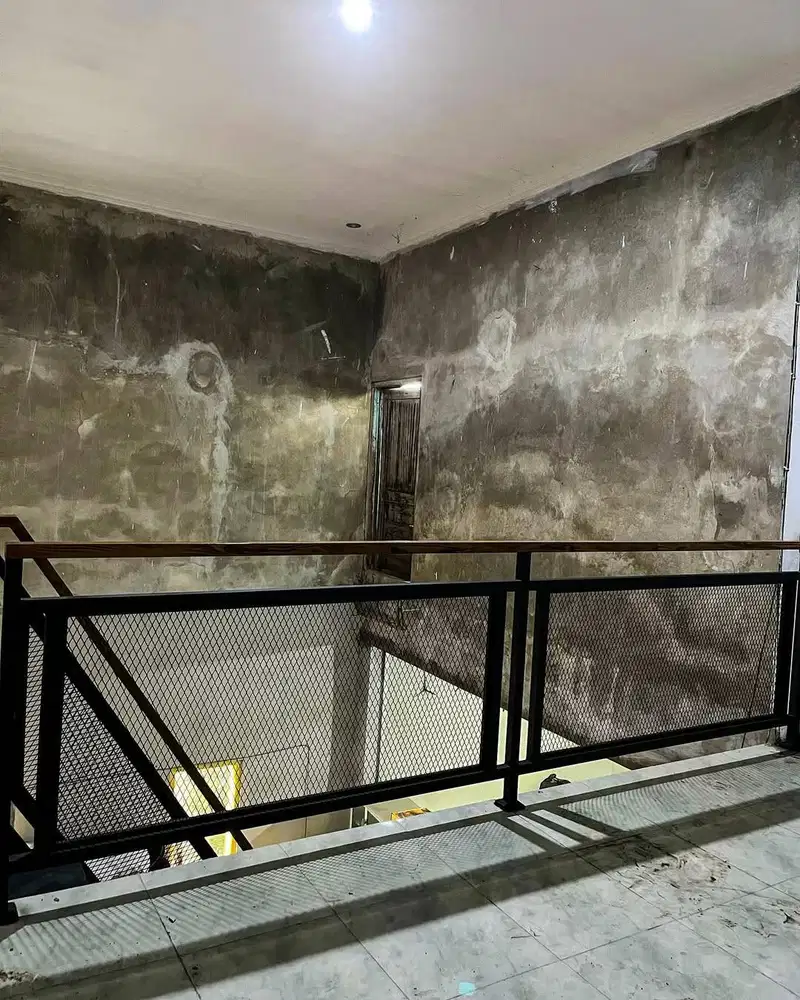 Railing tangga expanded kombinasi kayu