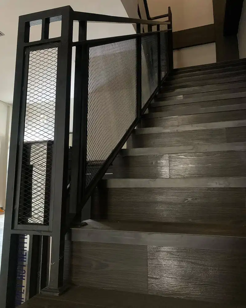 Railing tangga model expanded