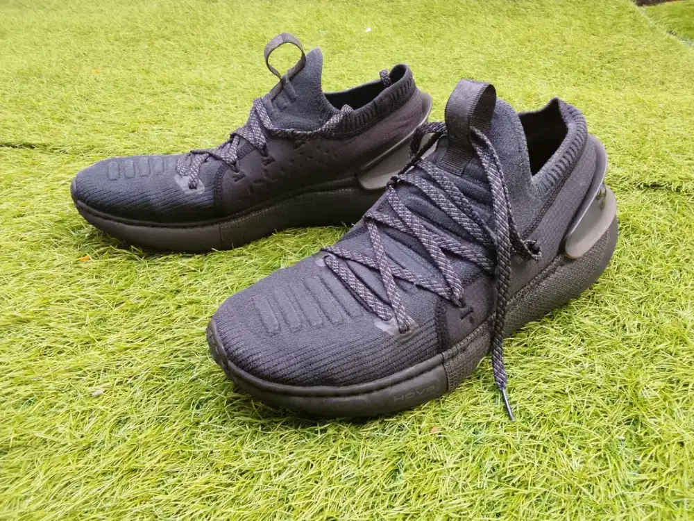 SEPATU UNDER ARMOUR