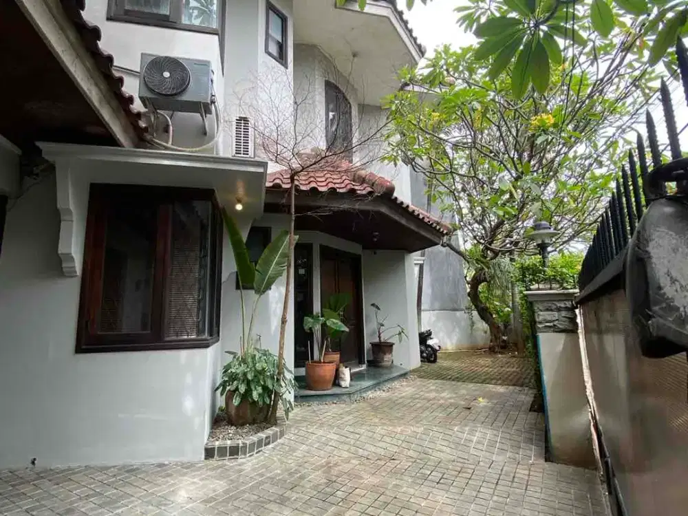 Disewakan rumah 2 lantai kondisi bagus lokasi strategis di Pejaten Barat