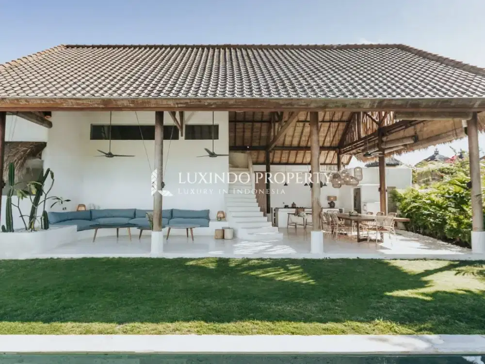 DIJUAL VILLA DENGAN 4 KAMAR TIDUR DI SESEH