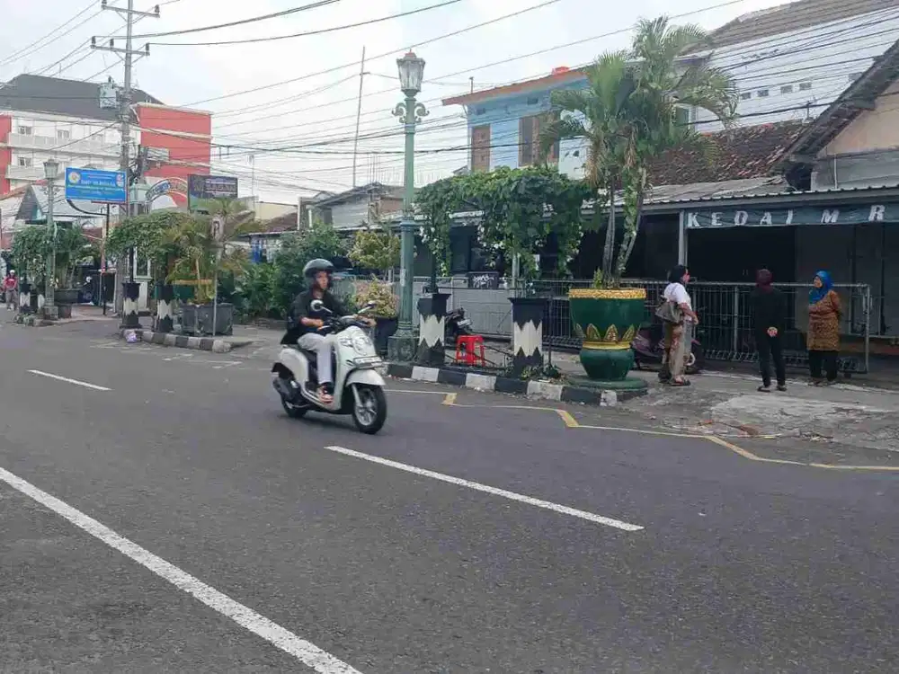 Tanah Komersial Bonus Rumah Tepi Jalan Utama Bagus untuk Usaha Di Tengah Kota Jogja , Area Terban Dekat Galeria Mall, Kampus UGM Dan Malioboro